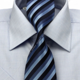 Pánska sivá košeľa KLEMON s vkusnou kravatou modrej farby. Módne doplnky pre mužov.